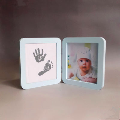 Ξύλινο υλικό πλαίσιο μωρό Handprint 12 μηνών και εξάρτηση φωτογραφιών συνήθειας ίχνους